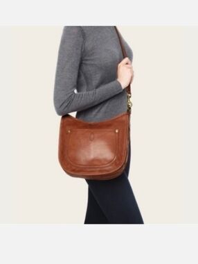 BEAUTIFUL CONDITION!! FRYE CAMPUS Rivet Saddle Leather Crossbody Bag